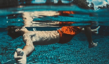 Schwimmende Person